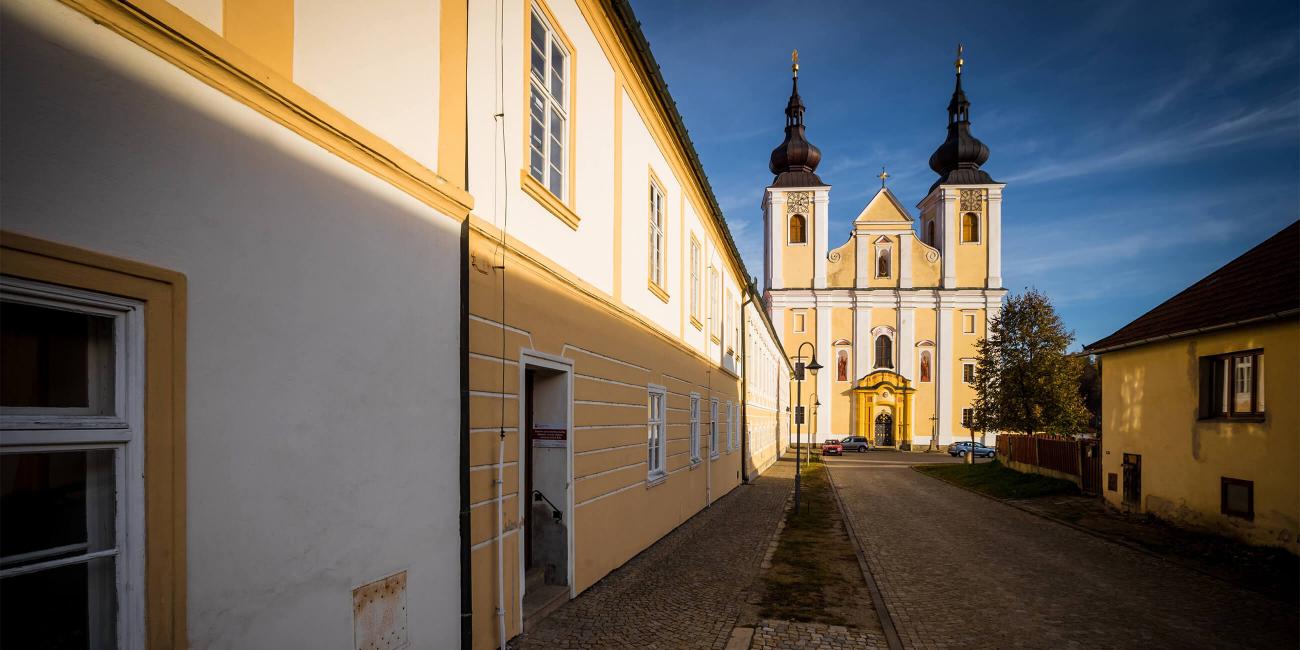 Kraj pod Javořicí, Klášter Nová Říše, čelní pohled, svit slunce